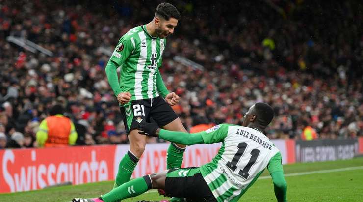 Vào! Juanmi dọn cỗ cho Ayoze Perez (Betis) tại rìa vòng cấm người sút bóng vào góc trái phía dưới. 1:1.