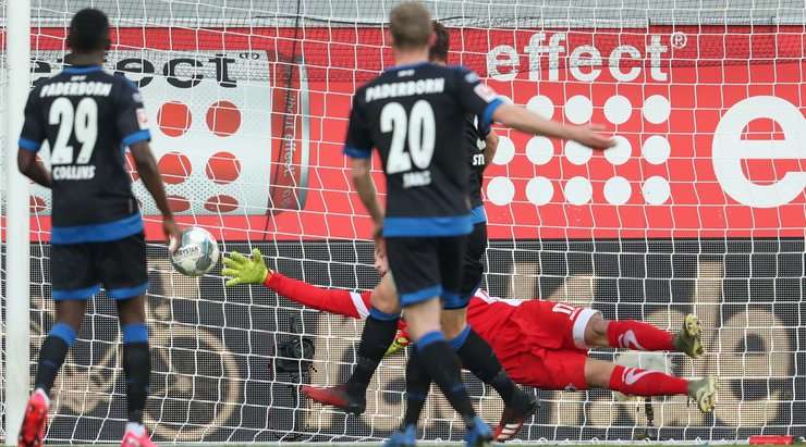 Dedryck Boyata (Hertha Berlin) dứt điểm với một cú đánh đầu tầm thấp hiểm hóc vào phía trong cột dọc bên trái sau một quả tạt chuẩn xác của đồng đội! Trong tư thế thoải mái và không bị theo kèm, anh đã dễ dàng đánh bại được thủ môn. Một cú đánh đầu xuất sắc!