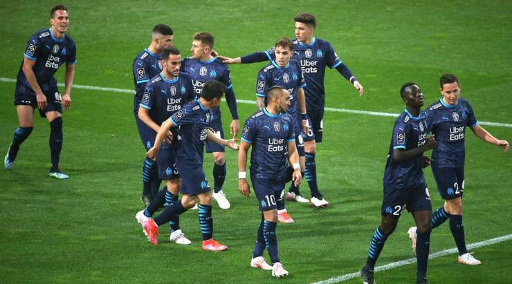 Vào! Dimitri Payet đưa bóng qua vòng cấm và Arkadiusz Milik (Marseille) đã có một nhiệm vụ dễ dàng nhất thế giới để đưa bóng vào lưới trống. 1:2.