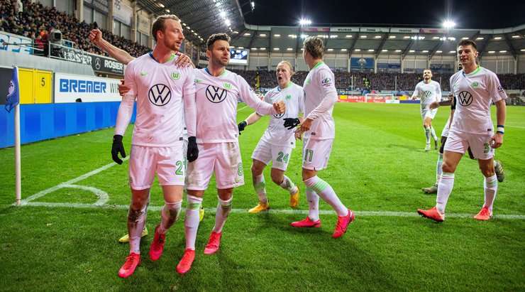 Maximilian Arnold (Wolfsburg) trình diễn khả năng đá phạt xuất sắc của mình, từ một cự ly mà anh đã quá quen thuộc. Đó là một cú sút hoàn hảo, đưa bóng vào sát mé trong cột dọc bên phải.