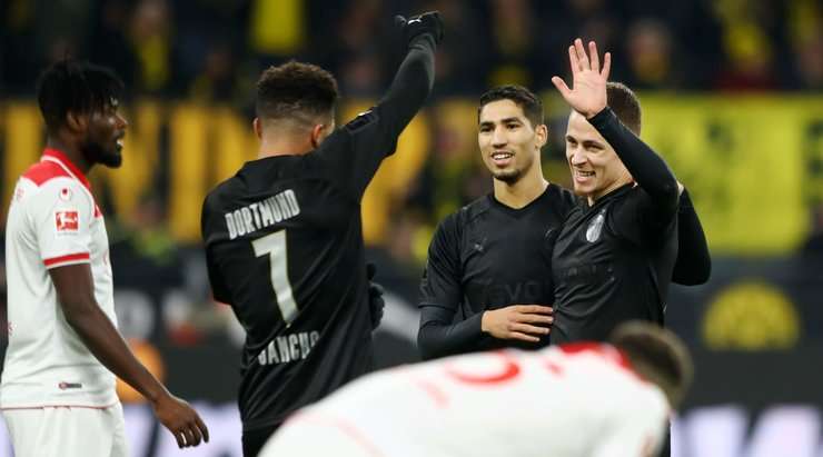 Thorgan Hazard (Dortmund) có một pha đi bóng độc diễn tuyệt vời và dứt điểm từ trong vòng cấm, đánh bại thủ môn Zackary Steffen với một cú sút vào góc phải phía dưới. Tỉ số bây giờ là: 2:0.