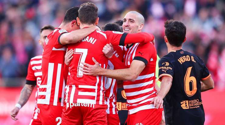 Borja Garcia (Girona) nhận một đường chuyền xuất sắc và tung cú sút tuyệt vời vào góc trái phía dưới, bóng đập cột dọc vào lưới. Một pha dứt điểm tuyệt vời!