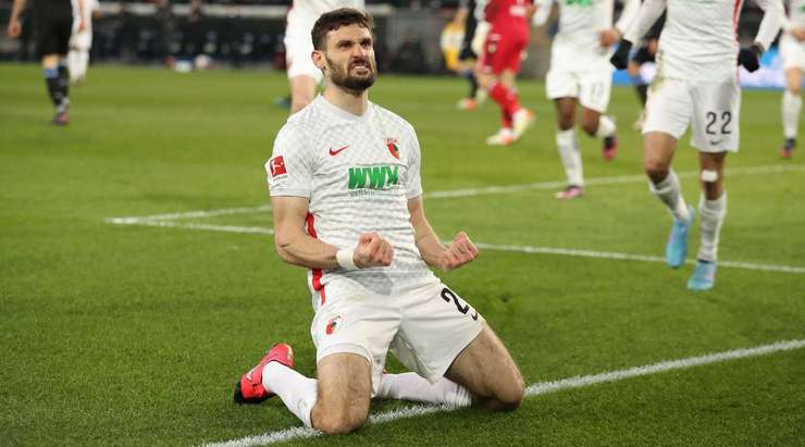 Một cú sút tuyệt vời! Daniel Caligiuri (Augsburg) thể hiện sự bình tĩnh tuyệt vời trong vòng cấm để tung một cú sút nhanh vào phía trong cột dọc bên phải. Tỉ số là 0:1.
