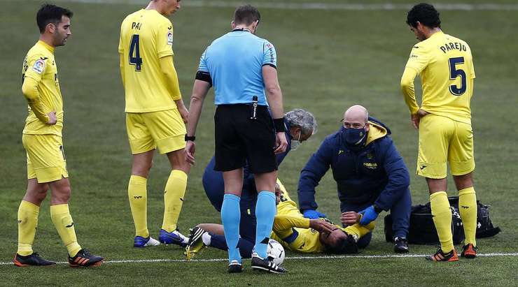 Raul Albiol (Villarreal) đang nằm sân trong đau đớn và anh cần sự chăm sóc y tế. Chúng ta vẫn chưa thể xác định được mức độ nghiêm trọng của chấn thương vừa rồi.