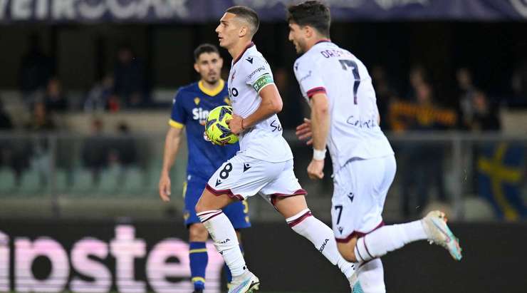 Vào! Nicola Sansone tìm đến Nicolas Dominguez (Bologna) tại rìa vòng cấm, anh ấy chọn thời điểm chạy hoàn hảo và bấm bóng qua thủ môn tuyệt đẹp. 2:1.