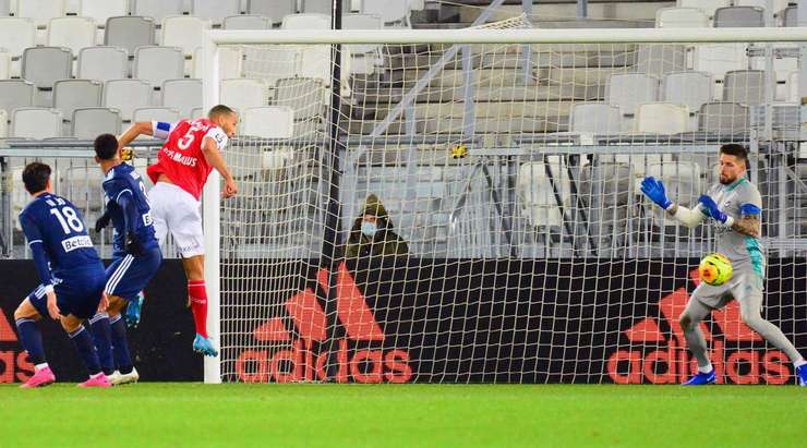 VÀO! Bóng được treo vào từ quả phạt góc và Yunis Abdelhamid (Reims) chạy chỗ rất tốt để tung một cú đánh đầu thẳng vào góc thấp bên phải. Tỉ số của trận đấu đã được nâng lên: 0:1.
