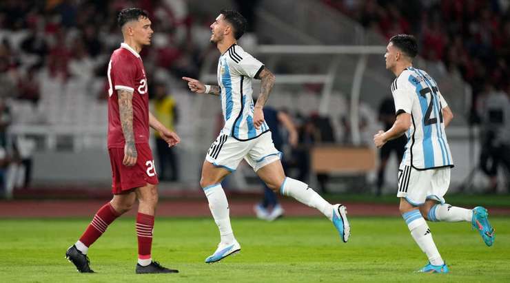Wow, đây sẽ là một ứng cử viên cho danh hiệu bàn thắng của năm. Leandro Paredes (Argentina) nhận một đường chuyền chính xác từ đồng đội và xuyên thủng mành lưới đối phương với một cú sút xa trái phá, bóng đi vào góc thấp bên phải.
