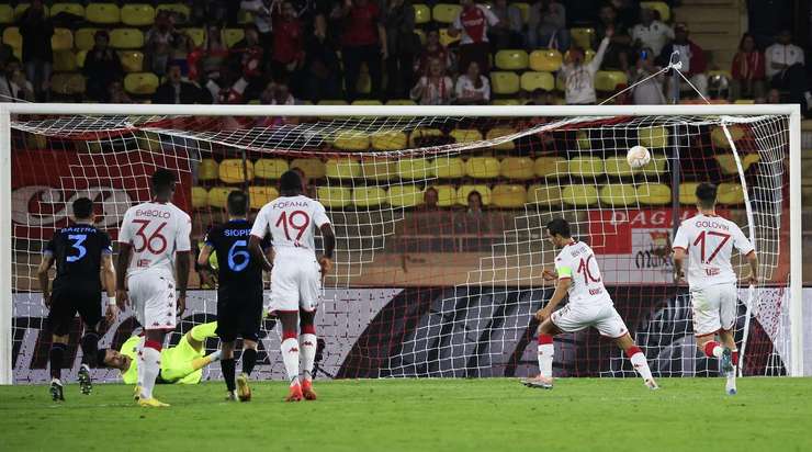 Vào! Wissam Ben Yedder (Monaco) chốt hạ quả phạt đền vào góc thấp bên phải khung thành, không để cho thủ môn cơ hội cản phá nào.