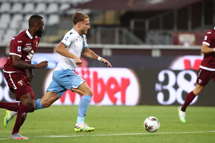 Ciro Immobile (Lazio) có rất nhiều khoảng trống sau khi đón một đường chuyền chính xác trong vòng cấm. Anh không do dự tung một cú sút tuyệt vời, đưa bóng vào góc thấp bên phải cầu môn.