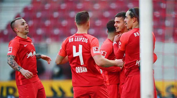 Vào! Andre Silva (RB Leipzig) giành chiến thắng trên chấm phạt đền bằng một cú sút không thể cản phá, vượt qua tầm với của thủ môn Florian Muller vào góc thấp bên phải.