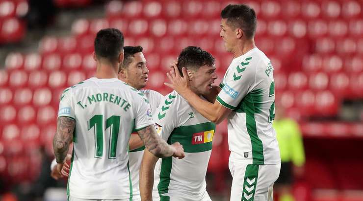 Vào! Lucas Boye (Elche) chớp cơ hội sau một tình huống bóng bật ra trong vòng cấm và đánh bại thủ môn với một cú sút vào góc thấp bên trái. Tỉ số đã được nâng lên: 1:1.