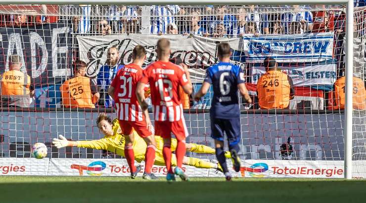 Một pha dứt điểm tuyệt vời của Dodi Lukebakio (Hertha Berlin). Anh ấy tung một cú sút chìm chuẩn xác vào góc thấp bên trái khung thành. Không có cơ hội nào cho thủ môn.