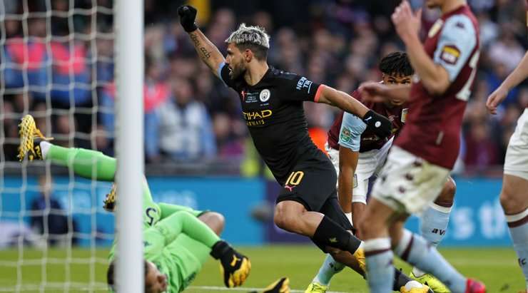 VÀO! Phil Foden đón quả tạt trong vòng cấm và đánh đầu về phía bên kia khung thành, nơi Sergio Aguero (Manchester City) đang ẩn nấp và cầu thủ này dễ dàng chích bóng vào lưới. 0:1.