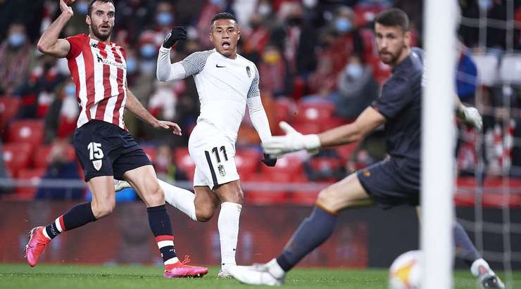 Darwin Machis (Granada CF) kết thúc nỗ lực đi bóng đẹp mắt của mình với một cú sút xuất sắc từ trong vòng cấm. Bóng đi vào góc thấp bên phải khung thành và Unai Simon chỉ có thể vào lưới nhặt bóng. Tỉ số là 1:1.