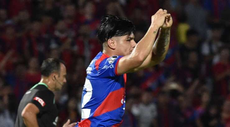 Vào! Claudio Aquino (Cerro Porteno) sút bóng vào góc thấp bên trái khung thành, vượt qua tầm với của Javier Nicolas Burrai dù thủ môn đã đổ người hết cỡ.