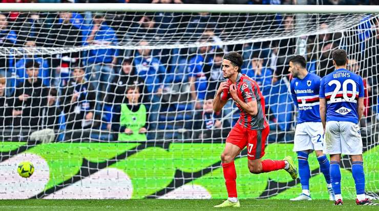 Vào! Leonardo Sernicola (Cremonese) đón bóng bật ra và từ rìa vòng cấm, anh ấy tung một cú sút đi vào góc trái phía trên. Tỉ số là 2:3.