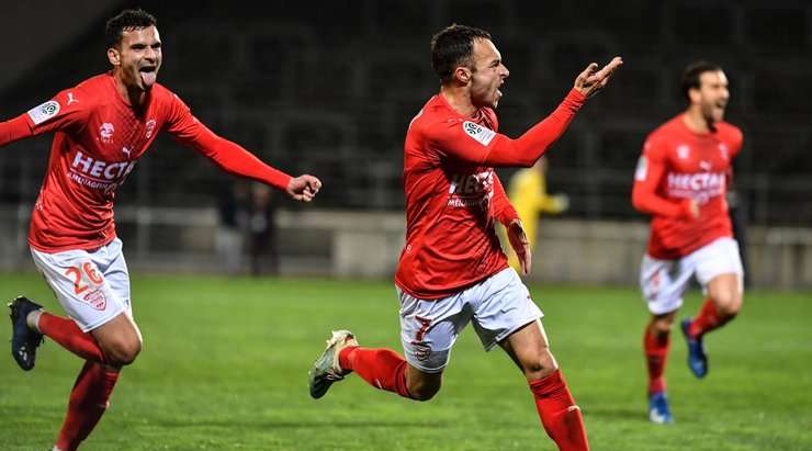 Sau một đường chuyền của đồng đội vào bên trong vòng cấm, Romain Philippoteaux (Nimes) ghi bàn với một cú sút hoàn hảo vào góc cao bên phải khung thành, đưa bóng vượt ra ngoài tầm với của thủ môn đối phương.