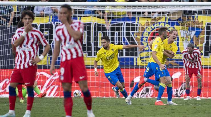 Ruben Sobrino (Cadiz) vừa ghi một bàn thắng bằng kì lạ bằng một bộ phận cơ thể ít ai dùng để chơi bóng!