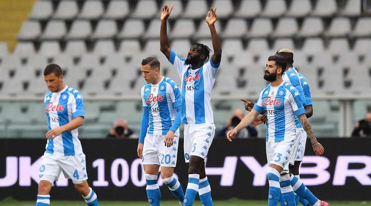 Một khoảng khắc ngoạn mục! Tiemoue Bakayoko (Napoli) liên tiếp đi bóng vượt qua các hậu vệ đối phương và có đủ khoảng trống để tung một cú sút xa cực mạnh về phía khung thành. Các cổ động viên đã vỡ òa cảm xúc khi bóng đi thẳng vào góc trái cầu môn. Bảng tỉ số đã được cập nhật: 0:1.