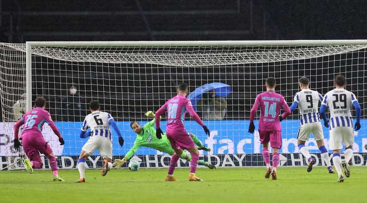 Krzysztof Piatek (Hertha Berlin) được trao một cơ hội tuyệt vời để ghi bàn từ chấm phạt đền. Anh sút vào góc thấp bên trái, nhưng Oliver Baumann đã đổ người rất nhanh để cản phá cú sút. Bóng đi ra ngoài sân. Hertha Berlin được hưởng một quả phạt góc.