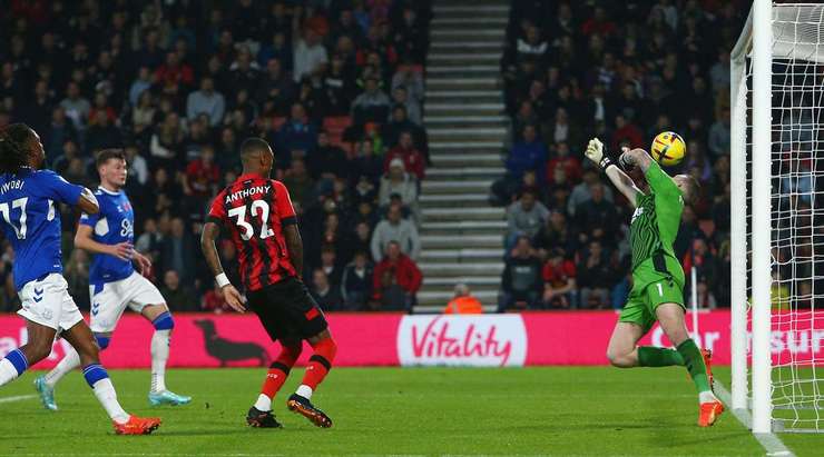 Một quả đá phạt được thực hiện hoàn hảo! Lewis Cook tạt bóng vào và Jaidon Anthony (Bournemouth) bật cao dứt điểm tại rìa vòng 5m50. Cú đánh đầu cận thành của cầu thủ này đi thẳng vào nóc lưới, và tỉ số đã được thay đổi – 3:0.