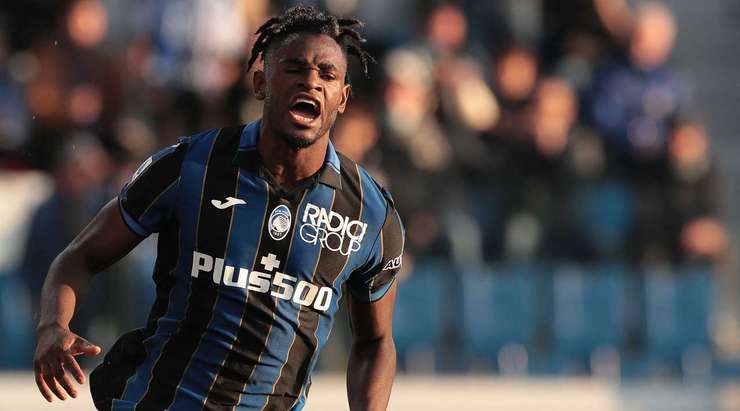 VÀO! Đó là một cú sút phạt đền hoàn hảo của Duvan Zapata (Atalanta), bóng đi cao vào ngay giữa khung thành. Không có một chút cơ hội nào cho thủ môn Ivan Provedel để cản phá!