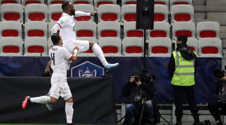 Moussa Dembele (Lyon) chuyển hóa quả tạt sắc bén của đồng đội bằng một cú sút chìm vào góc thấp bên trái khung thành! Một pha dứt điểm xuất sắc!