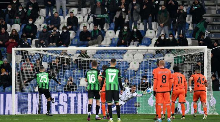 Vào! Domenico Berardi (Sassuolo) giành chiến thắng trên chấm phạt đền bằng một cú sút không thể cản phá, vượt qua tầm với của thủ môn Ivan Provedel vào góc phải khung thành.
