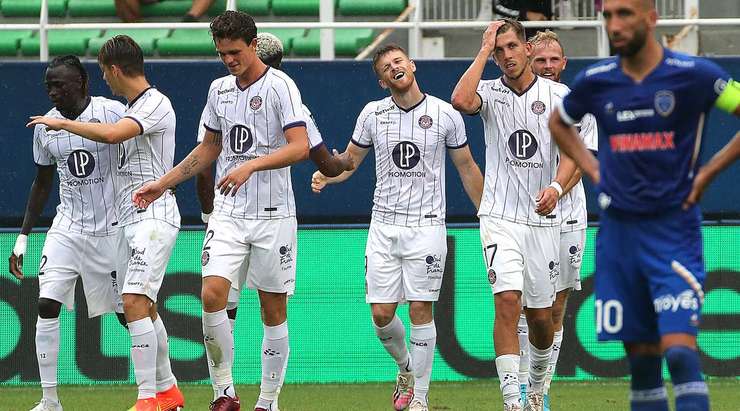 Vào! Rhys Healey (Toulouse) len lỏi qua các cầu thủ đối phương trước khi tung một cú sút tuyệt diệu từ rìa vòng cấm vào phía trong cột dọc bên phải. Thủ môn Gauthier Gallon đã không có cơ hội nào để chạm vào quả bóng. Tỉ số là 0:3.