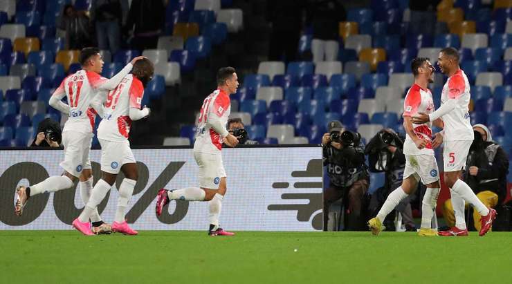 Juan Jesus (Napoli) ghi bàn với một cú đánh đầu trong vòng cấm sau một pha lộn xộn trước khung thành.