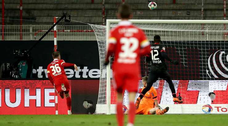 Christopher Lenz thực hiện một đường chuyền chuẩn xác cho Cedric Teuchert (Union Berlin) ở bên trong vòng cấm, và cầu thủ này rất nhanh sút bóng vào ngay giữa khung thành, khiến thủ môn không kịp trở tay. Tỉ số được nâng lên 1:0!