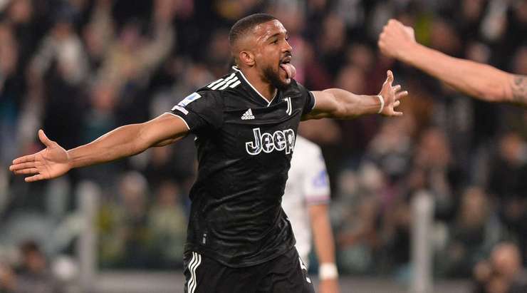 Một quả phạt góc hoàn hảo! Bremer (Juventus) đón đường treo bóng vào và tung một cú đánh đầu uy lực từ gần chấm phạt đền vào sát mé trong cột dọc bên trái, nâng tỉ số trận đấu ngày hôm nay lên 1:0.
