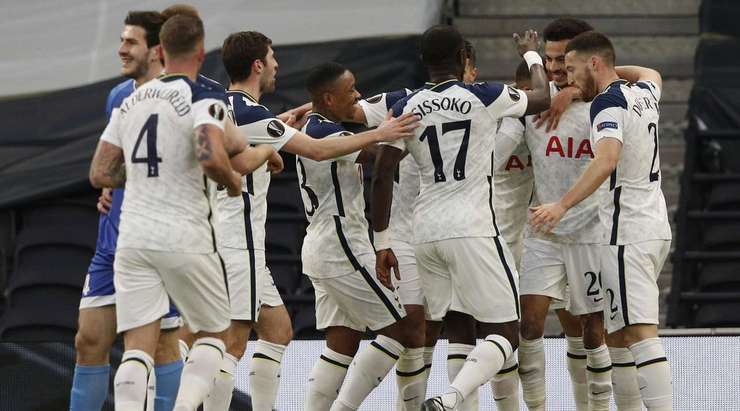 Một BÀN THẮNG xuất sắc! Dele Alli (Tottenham) chạy chỗ hợp lý để nhận bóng trong vòng cấm và ghi bàn với một cú vô-lê cắt kéo tuyệt đẹp. Tỉ số lúc này là 1:0.