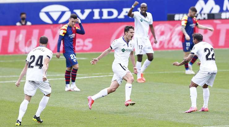 Enes Unal (Getafe) ghi bàn sau một nỗ lực cá nhân tuyệt vời! Anh rê bóng qua các hậu vệ đối phương và tung một cú sút chìm từ rìa vòng cấm, đưa bóng vượt quá tầm với của thủ môn, vào góc thấp bên trái khung thành. Một bàn thắng ngoạn mục.