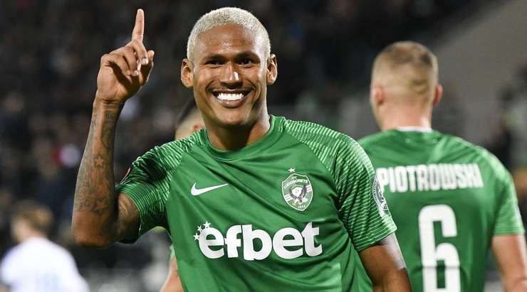 Rick (Ludogorets) đón một đường chuyền hoàn hảo tới từng centimét và tung một cú sút chìm từ rìa vòng cấm vào chính giữa khung thành, thủ môn đã không thể kịp cản phá cú sút vừa rồi.