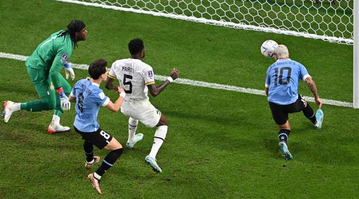 Một pha bóng bật ra thiếu may mắn tìm đến chân của Giorgian de Arrascaeta (Uruguay) và anh ấy không bỏ lỡ một cơ hội rõ ràng như vậy.