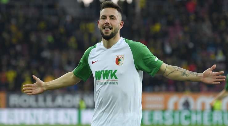 Một khoảnh khắc đẹp mắt! Marco Richter (Augsburg) lấy bóng và tung một cú sút mạnh từ xa. Đó là một quyết định sáng suốt và pha dứt điểm vừa rồi đã đi thẳng vào phía trong cột dọc bên trái. Thủ môn Roman Burki chỉ có thể lắc đầu trong tuyệt vọng! Tỉ số đã được nâng lên 2:0.