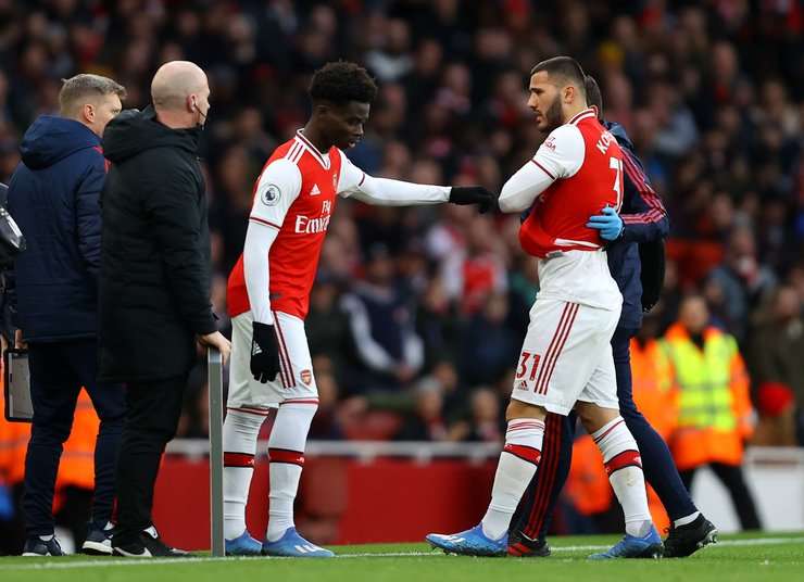 Vấn đề cho Mikel Arteta khi Sead Kolasinac (Arsenal) không thể thi đấu nữa. Chấn thương của anh ấy quá nghiêm trọng và Bukayo Saka thay thế anh ấy.