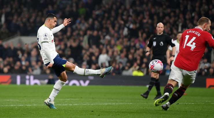 Vào! Pedro Porro (Tottenham) đã có mặt đúng lúc đúng chỗ để lấy bóng bật ra trong vòng cấm, và anh ấy sút bóng vào góc phải phía trên. Tỉ số là 1:2.