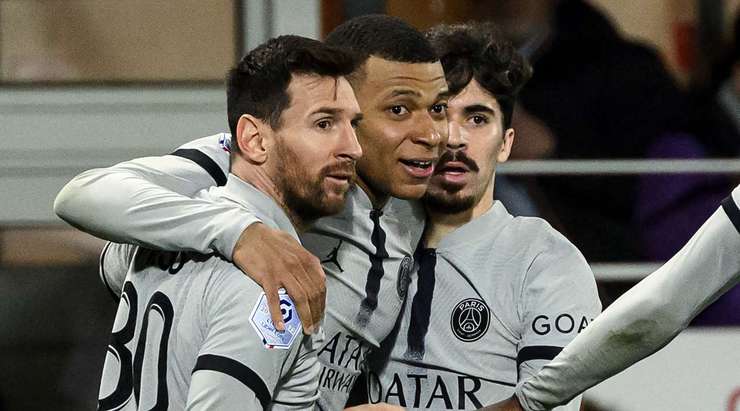 Kylian Mbappe (Paris SG) nhận bóng trong tư thế đối mặt với thủ môn sau một đường chuyền rất thông minh xuất phát từ Lionel Messi. Dù phần nhiệm vụ của mình không hề dễ dàng, nhưng anh vẫn tự tin sút bóng làm tung lưới thủ môn đối phương.