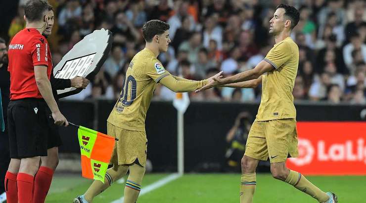 Xavi chuẩn bị thay người. Sergio Busquets được thay thế bởi Gavi (Barcelona).