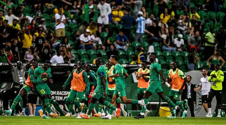 Một pha dứt điểm xuất sắc! Sadio Mane (Senegal) khống chế gọn gàng đường chuyền từ Habib Diallo tại rìa vòng cấm, sau đó, anh tung một cú sút căng vào góc cao bên phải khung thành. Tỉ số là 1:3.