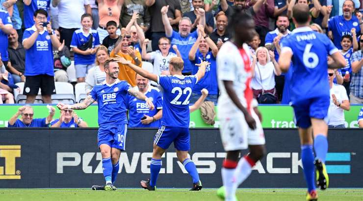 Từ vị trí đá phạt, James Maddison (Leicester) cứa bóng chuẩn xác vào mép trong cột dọc bên phải, không để cho thủ môn một cơ hội cản phá nào!