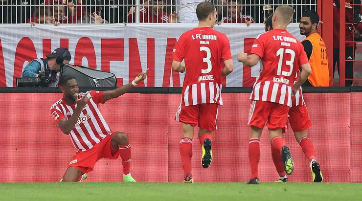 Vào! Tình huống phối hợp nhịp nhàng ở ngoài rìa vòng cấm với Sheraldo Becker mở ra cho Jordan Siebatcheu (Union Berlin) một cơ hội ghi bàn mười mươi. Anh không làm đồng đội thất vọng khi đánh bại thủ môn đối phương với một cú sút đi thẳng vào góc thấp bên trái khung thành. Tỉ số là 1:0.