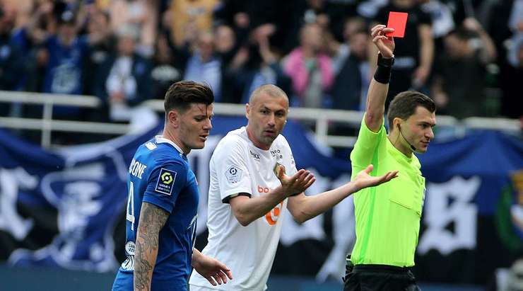 Burak Yilmaz (Lille) bị đuổi. Ngay cả một vài cầu thủ đối phương cũng ngạc nhiên với sự nghiêm khắc trong quyết định vừa rồi của trọng tài, tuy vậy, anh ấy vẫn phải rời sân ngay lập tức.