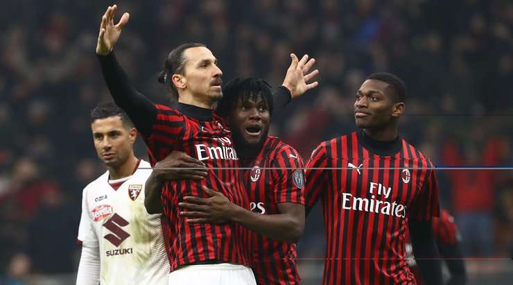 Vào - 4:2! Rafael Leao kiến tạo cho Zlatan Ibrahimovic (AC Milan) trong vòng cấm và anh ấy cứa bóng vào bên phải mành lưới và qua Salvatore Sirigu.