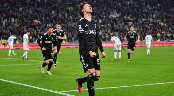 Bóng bật ra ngay trước khung thành và Matias Soule (Juventus) đánh đầu thành bàn.