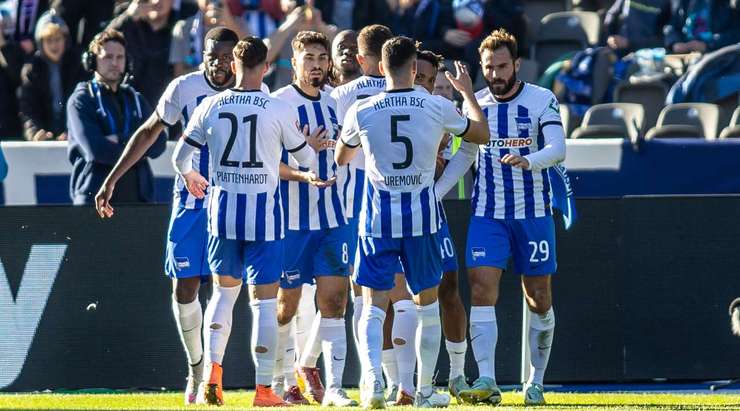 Vào - 1:1! Chidera Ejuke kiến tạo cho Dodi Lukebakio (Hertha Berlin) trong vòng cấm và anh ấy đưa bóng vào góc trái phía dưới và qua Oliver Baumann.