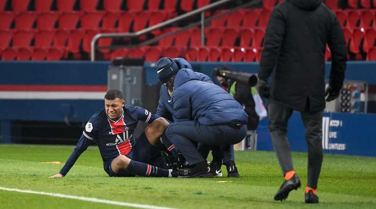Trận đấu đang bị gián đoạn, Kylian Mbappe (Paris SG) bị choáng sau cú va chạm và các nhân viên y tế phải vào sân.
