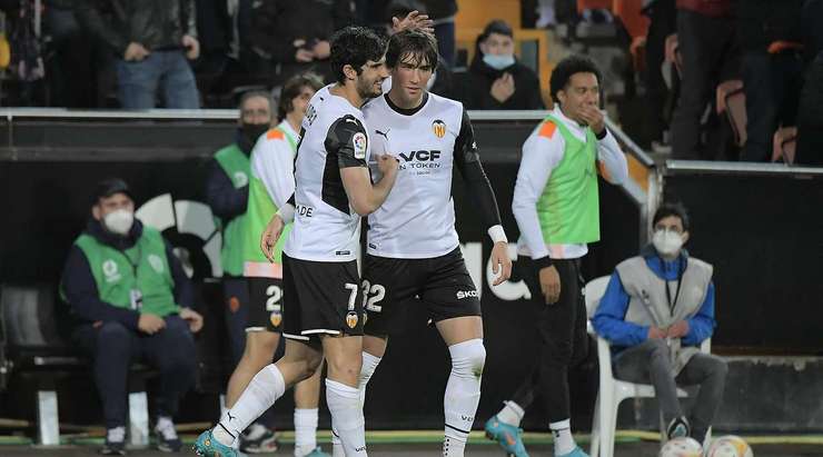 Một quả đá phạt được thực hiện hoàn hảo! Carlos Soler đưa bóng vào, Goncalo Guedes (Valencia) bật cao ở gần chấm phạt đền để tung một cú đánh đầu tuyệt vời, đi chìm vào phía trong cột dọc bên phải. Tỉ số là 1:0.